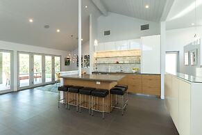 Tranquilo 3 Bedroom Home by RedAwning