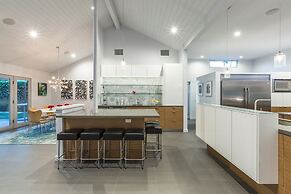 Tranquilo 3 Bedroom Home by RedAwning