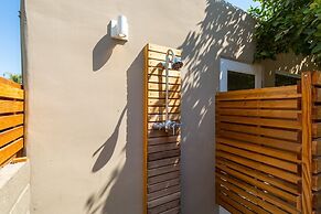 Tranquilo 3 Bedroom Home by RedAwning