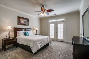 Beautifully furnished TownHome at shops