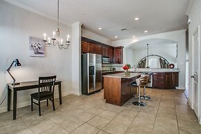 Beautifully furnished TownHome at shops