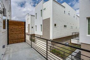 Upscale 2 bedroom Dallas TownHome