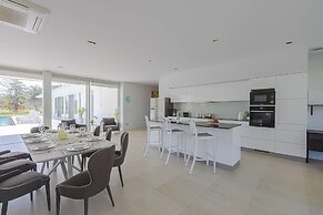 Luxury Modern 4 BR Pool Villa - PH111