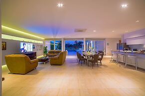 Luxury Modern 4 BR Pool Villa - PH111