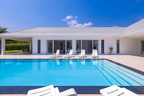 Luxury Modern 4 BR Pool Villa - PH111