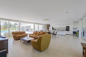 Luxury Modern 4 BR Pool Villa - PH111