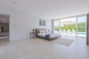 Luxury Modern 4 BR Pool Villa - PH111