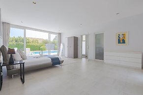 Luxury Modern 4 BR Pool Villa - PH111