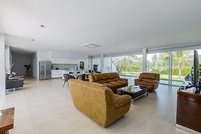 Luxury Modern 4 BR Pool Villa - PH111