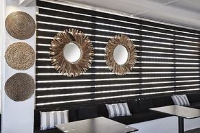 Mr and Mrs White Oia – Santorini