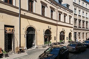 Main Square Apartments - LoftAffair