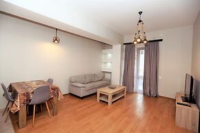 One Bedroom apartment for shopaholics