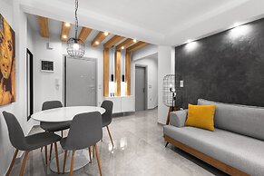 White and Wood Nilie Hospitality MGMT