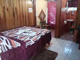 Pensión y Cabinas Colibrí Monteverde B&B