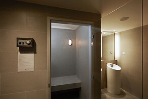 The Quarter Phromphong by UHG