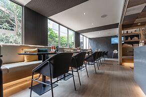 The Quarter Phromphong by UHG