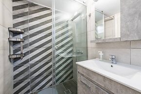 Vibrant Cozy Flat Near the Metro