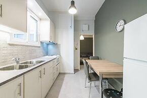 Vibrant Cozy Flat Near the Metro