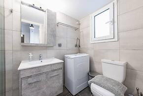 Vibrant Cozy Flat Near the Metro