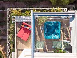 Sea View Apartment with Hot Tub & Sauna