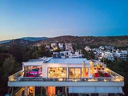 Sea View Apartment with Hot Tub & Sauna