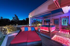 Sea View Apartment with Hot Tub & Sauna