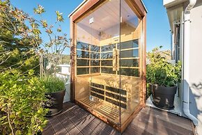 Sea View Apartment with Hot Tub & Sauna