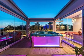 Sea View Apartment with Hot Tub & Sauna