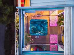 Sea View Apartment with Hot Tub & Sauna