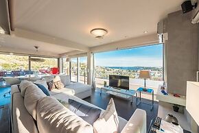 Sea View Apartment with Hot Tub & Sauna