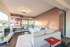 Sea View Apartment with Hot Tub & Sauna