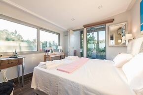 Sea View Apartment with Hot Tub & Sauna