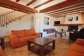 Private 4-bedroom Villa w/ Pool, Summer Kitchen & Expansive Living Spa