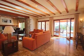 Private 4-bedroom Villa w/ Pool, Summer Kitchen & Expansive Living Spa