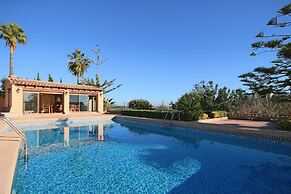 Private 4-bedroom Villa w/ Pool, Summer Kitchen & Expansive Living Spa