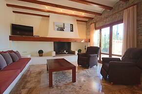 Private 4-bedroom Villa w/ Pool, Summer Kitchen & Expansive Living Spa