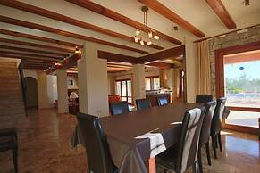 Private 4-bedroom Villa w/ Pool, Summer Kitchen & Expansive Living Spa