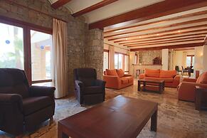 Private 4-bedroom Villa w/ Pool, Summer Kitchen & Expansive Living Spa