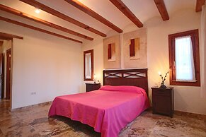 Private 4-bedroom Villa w/ Pool, Summer Kitchen & Expansive Living Spa