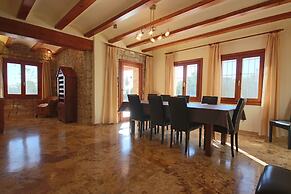 Private 4-bedroom Villa w/ Pool, Summer Kitchen & Expansive Living Spa