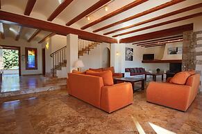 Private 4-bedroom Villa w/ Pool, Summer Kitchen & Expansive Living Spa