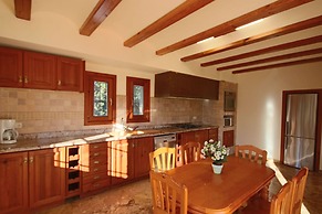 Private 4-bedroom Villa w/ Pool, Summer Kitchen & Expansive Living Spa