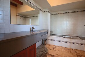 Private 4-bedroom Villa w/ Pool, Summer Kitchen & Expansive Living Spa