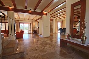 Private 4-bedroom Villa w/ Pool, Summer Kitchen & Expansive Living Spa