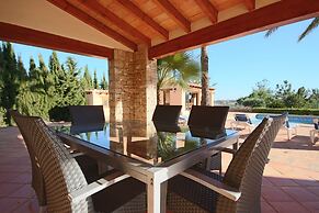 Private 4-bedroom Villa w/ Pool, Summer Kitchen & Expansive Living Spa