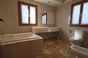 Private 4-bedroom Villa w/ Pool, Summer Kitchen & Expansive Living Spa