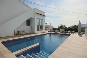 Private Family Retreat With Pool Short Walk to the Sea