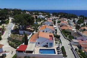 Private Family Retreat With Pool Short Walk to the Sea