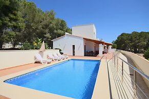 2 Twin Luxurious & Secluded Villa - Private Pools, Walk to the Beach &