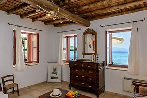 Waveside Sanctuary - Luxurious Seastone Villa